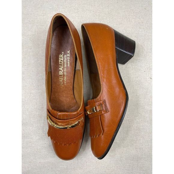 70s Vintage Naturalizer Tan Tassel Loafer with Gold Detail Size 7.5 Heel 2" - Picture 5 of 8